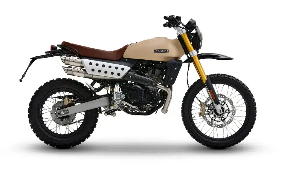 Fantic Caballero Rally 500 Motorrad in Seitenansicht, beige Lackierung, große Stollenreifen, hohe Bodenfreiheit und markante Geländeteile.