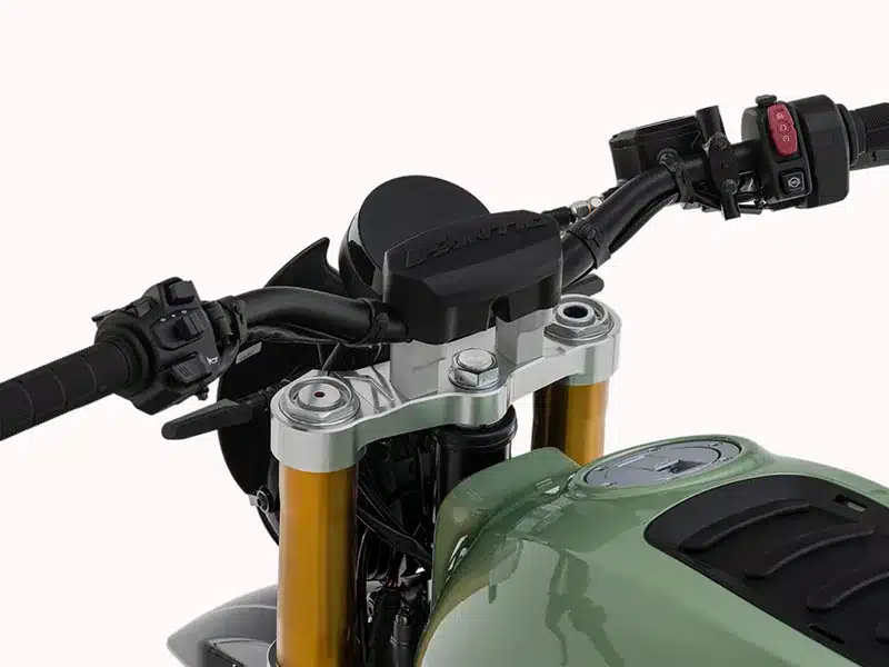 Nahaufnahme von Lenker, Armaturen und Tank einer Fantic Caballero Rally 500