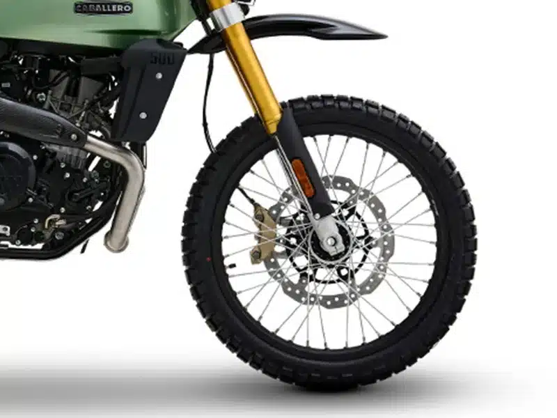 Vorderer Teil der Fantic Caballero Rally 500 mit 21-Zoll-Vorderrad und goldener Upside-down-Gabel