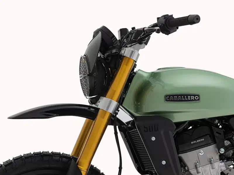 Detailaufnahme der Frontpartie einer Fantic Caballero Rally 500 mit großem 21-Zoll-Vorderrad, Upside-down-Gabel und markanter Tank-Silhouette.