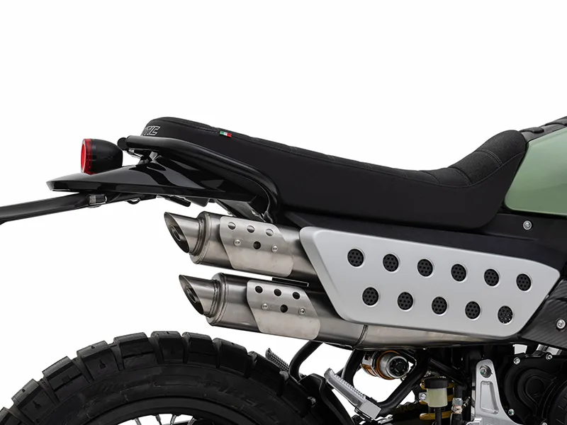 Heckbereich und Auspuff der Fantic Caballero Rally 500 mit grobstolligem Hinterreifen