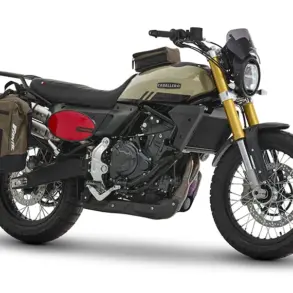 Fantic Caballero Travel 700 Scrambler mit Seiten- und Tanktaschen in Tundra Green
