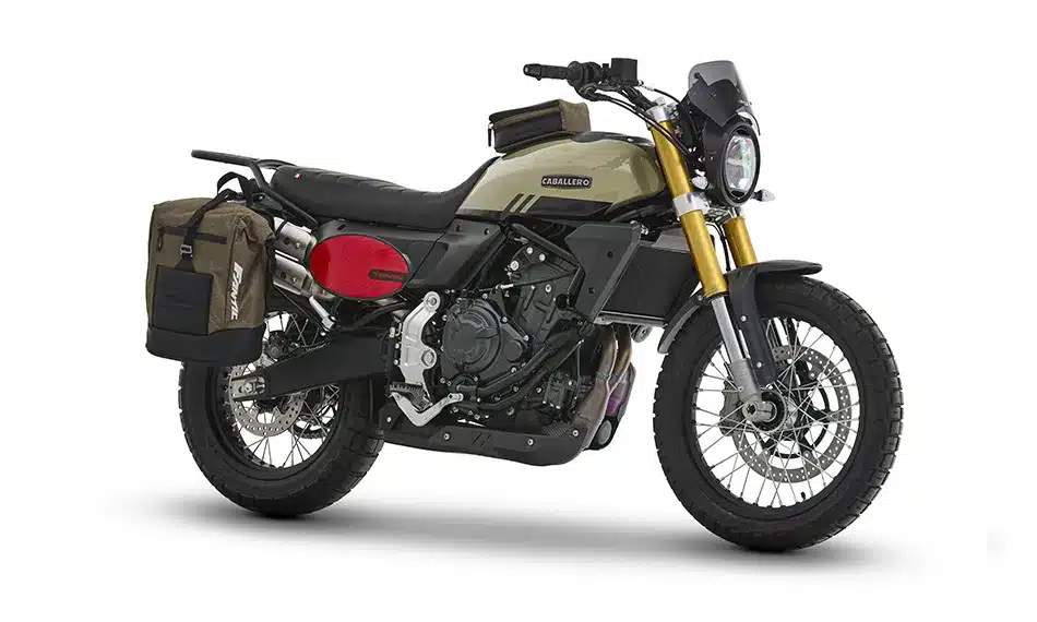 Fantic Caballero Travel 700 Scrambler mit Seiten- und Tanktaschen in Tundra Green