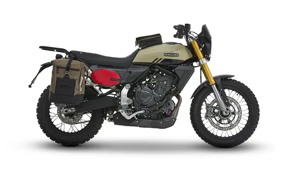 Fantic Caballero Travel 700 Motorrad in Seitenansicht mit Zubehör wie Seitentaschen und Gepäckträger.