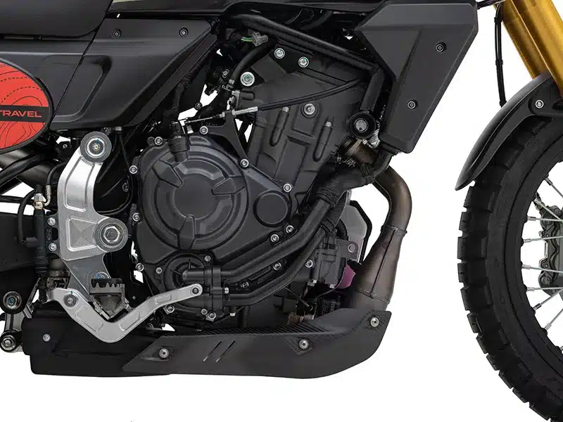 Motoransicht der Fantic Caballero Travel 700 mit sichtbarem Aluminium-Hebel und Schutzblech