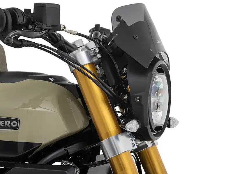 Detailansicht von Frontscheinwerfer, Windschild und goldener Upside-down-Gabel einer Fantic Caballero Travel 700
