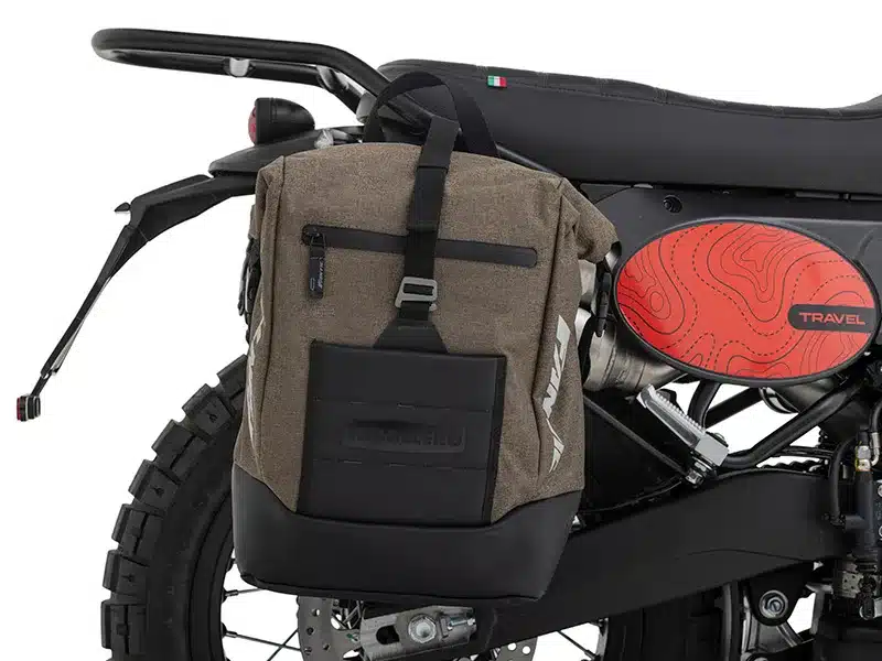 Seitentasche und Gepäckträger an der Fantic Caballero Travel 700, aufgenommen von der Seite
