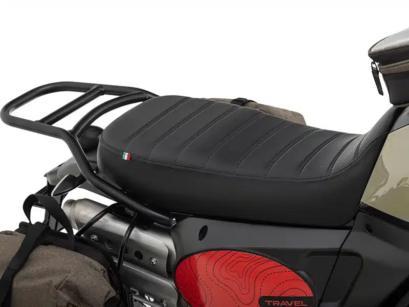 Schwarze Sitzbank und Gepäckträger der Fantic Caballero Travel 700 mit sichtbarer Seitentasche und Rahmendetails.
