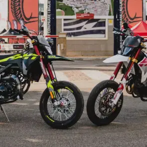 Fantic XM 50 Competition und XMF 125 Competition 2025 nebeneinander vor Messekulisse