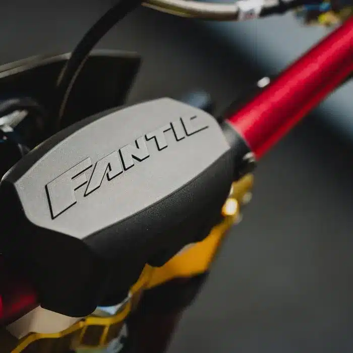 Detailansicht des Lenkers einer Fantic Motard 2025 mit Fantic-Logo