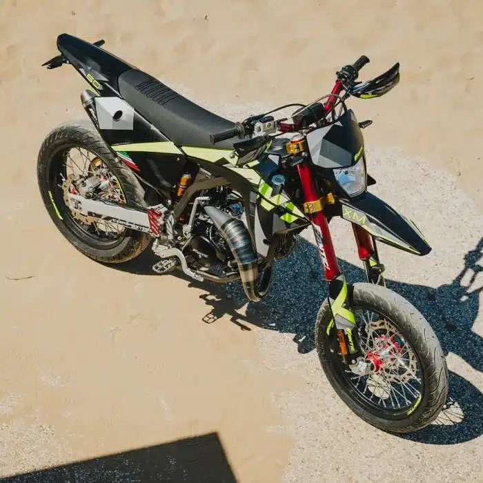Fantic XM 50 Competition 2025 Supermoto-Motorrad in schwarz-gelb aus der Vogelperspektive auf sandigem Untergrund