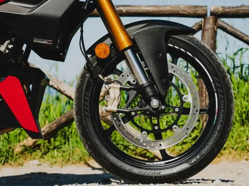 Vorderes Rad mit Upside-down-Gabel und Scheibenbremse einer Fantic Stealth 125.