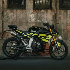 Seitenansicht der Fantic Stealth 125 in Acid Green vor einer Industrie-Mauer