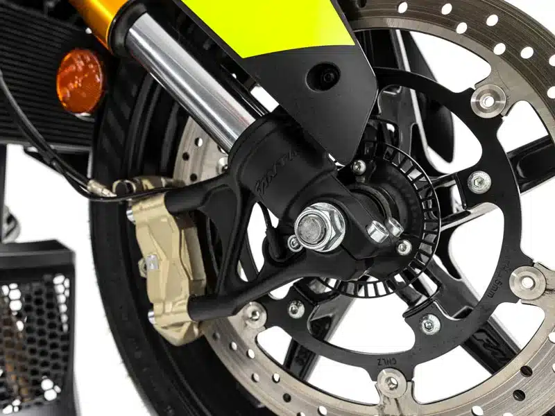 Nahaufnahme der Fantic Stealth 125 Vorderradbremse mit Upside-down-Gabel, Bremsscheibe und Radialzange