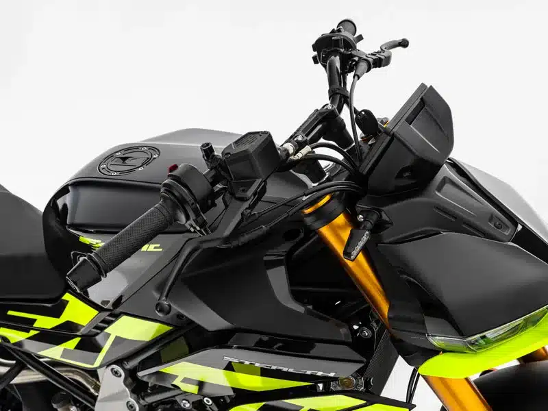 Lenker, Tank und Front der Fantic Stealth 125 in Acid Green aus der Nähe
