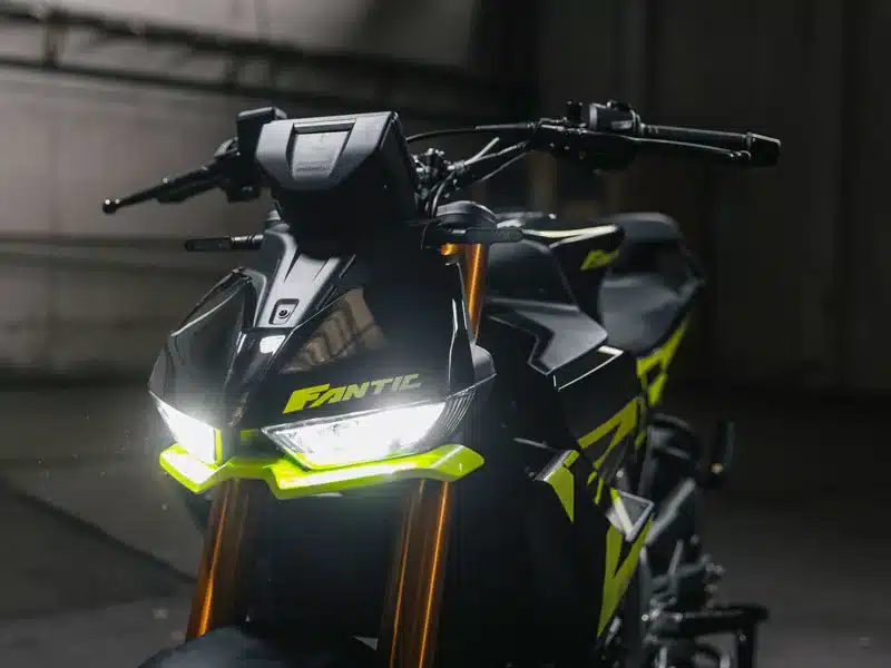 Fantic Stealth 125 in Acid Green, Frontansicht mit LED-Scheinwerfer und sportlichem Design.