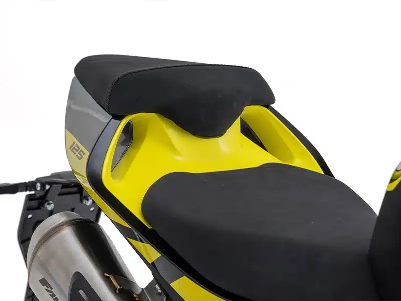 Nahaufnahme des Einzelsitzes und Hecks der Fantic Stealth 125 in Gelb