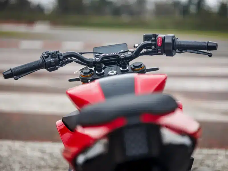 Cockpit und Sitzbank der Fantic Stealth 125, Blick Richtung Lenker und TFT-Display