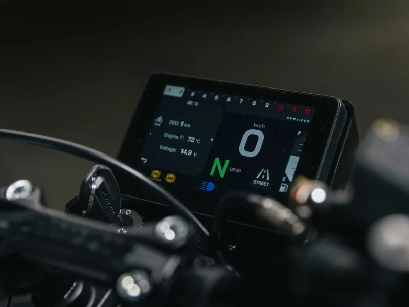 Fantic Stealth 125 TFT-Display mit Anzeige von Geschwindigkeit, Motortemperatur und weiteren Informationen