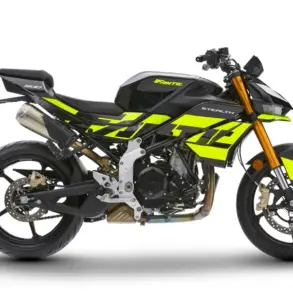 Fantic Stealth 500 Acid Green, sportliches Naked Bike, seitliche Ansicht auf weißem Hintergrund.