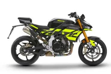 Fantic Stealth 500 Acid Green, sportliches Naked Bike, seitliche Ansicht auf weißem Hintergrund.