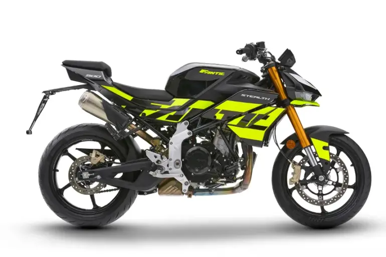 Fantic Stealth 500 Acid Green, sportliches Naked Bike, seitliche Ansicht auf weißem Hintergrund.