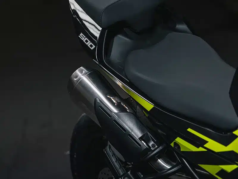 Sitzbank und Auspuff der Fantic Stealth 500 Acid Green im Detail