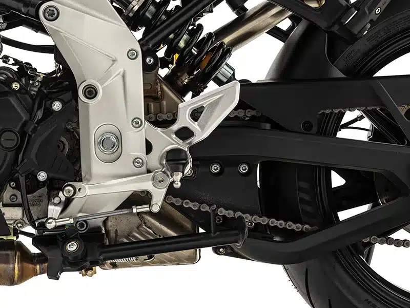 Detailaufnahme der Aluminium-Schwinge, des Gitterrohrrahmens und des Hinterradantriebs der Fantic Stealth 500 Acid Green.