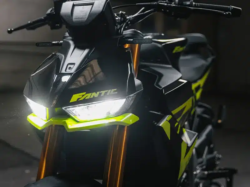 Detailaufnahme der Front der Fantic Stealth 500 Acid Green mit eingeschaltetem LED-Scheinwerfer