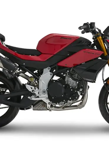 Fantic Stealth 500 Motorrad in Seitenansicht, rote Lackierung, sportliches Naked Bike-Design.