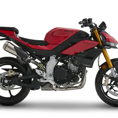 Fantic Stealth 500 Motorrad in Seitenansicht, rote Lackierung, sportliches Naked Bike-Design.
