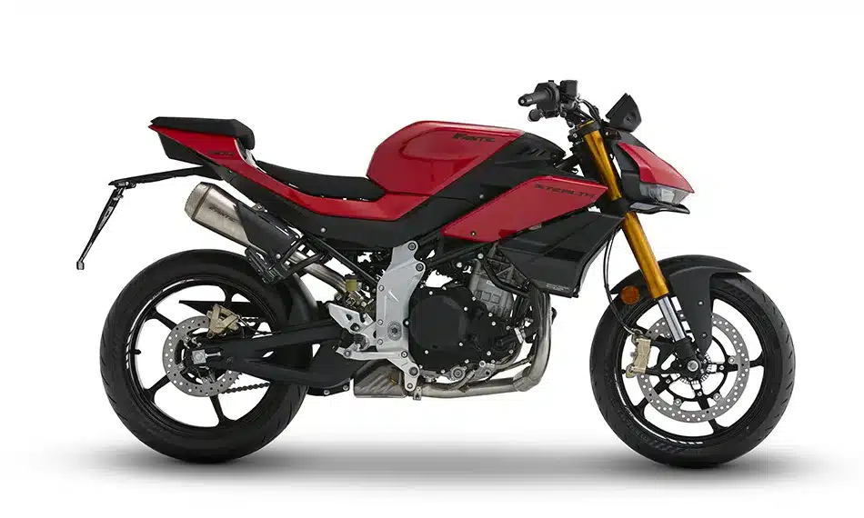 Fantic Stealth 500 Motorrad in Seitenansicht, rote Lackierung, sportliches Naked Bike-Design.