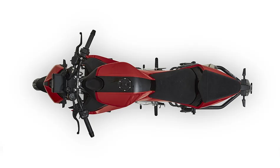 Fantic Stealth 500 Motorrad Ansicht von oben mit rotem Tank und schwarzer Sitzbank.