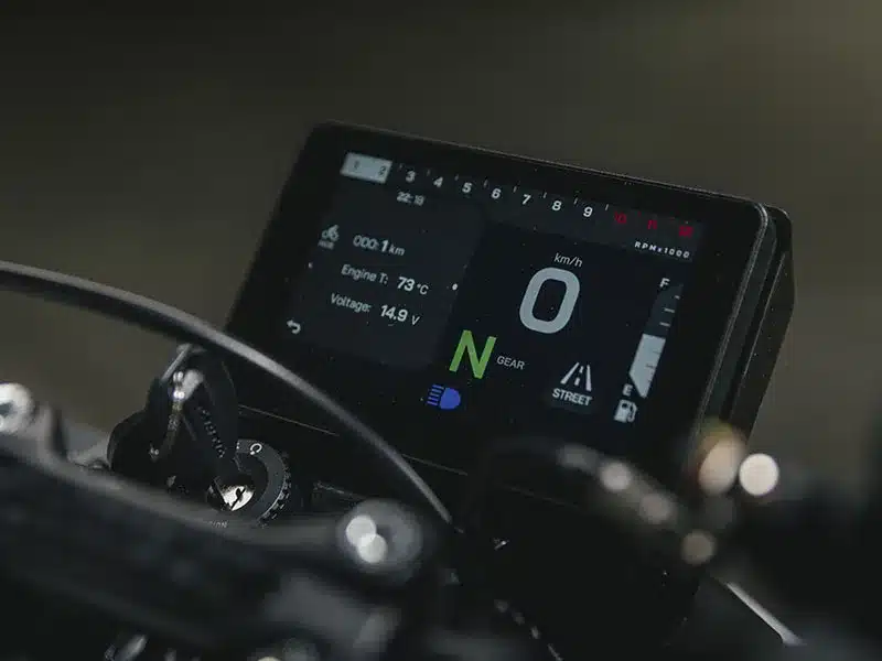 TFT-Farbdisplay der Fantic Stealth 500 mit Anzeige von Geschwindigkeit, Gang und Fahrmodus