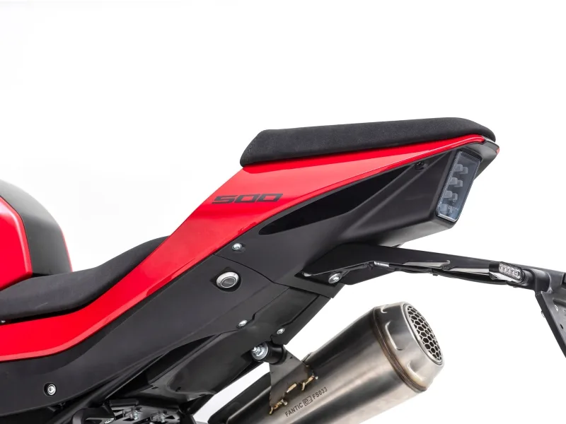 Heck und Auspuff der Fantic Stealth 500, sportliches Naked Bike in Rot