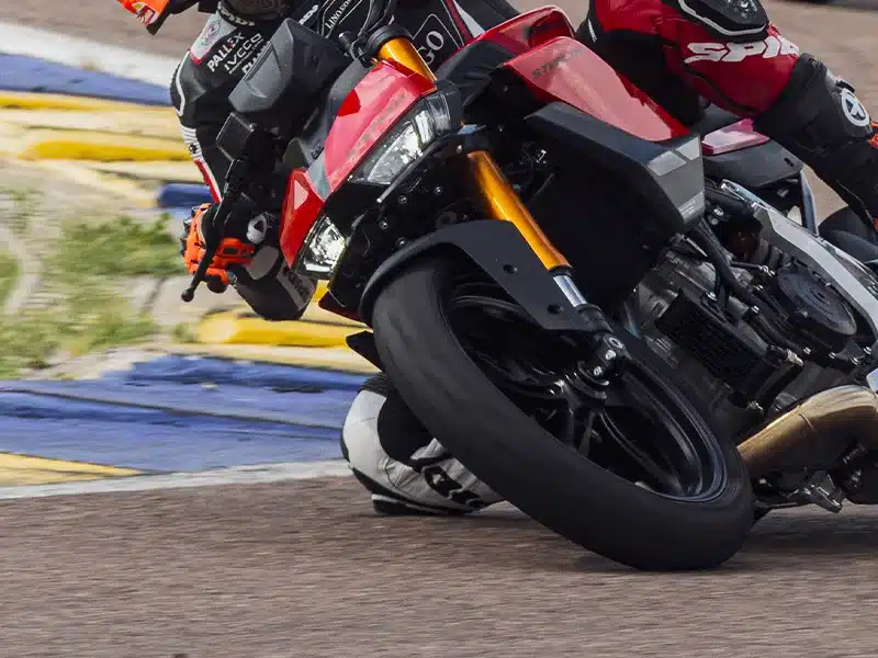 Nahaufnahme der Fantic Stealth 500 Red/Yellow beim Kurvenfahren mit Fahrer auf einer Strecke.