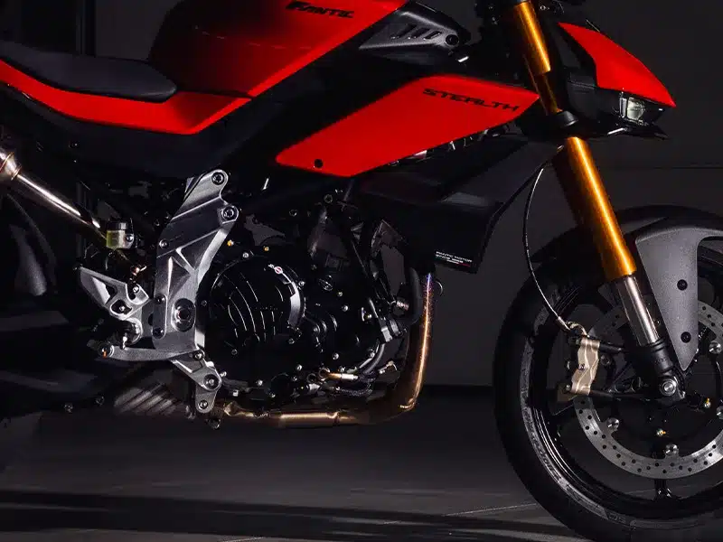 Motorrad Fantic Stealth 500 Red/Yellow, Fokus auf den Motor, Aluminiumrahmen und die Vorderradgabel