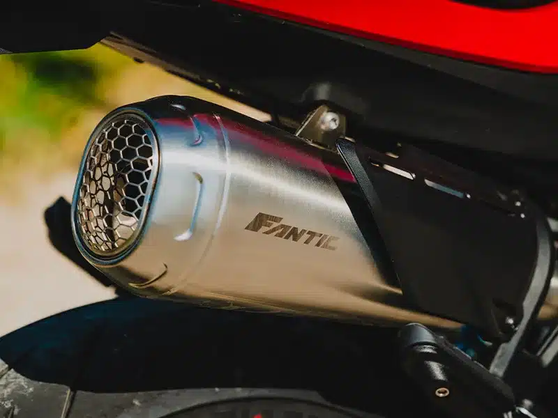 Nahaufnahme des Fantic-Auspuffs am Naked Bike Stealth 500