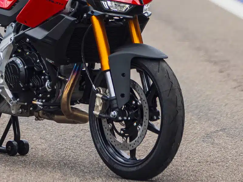 Detailaufnahme der Vorderachse der Fantic Stealth 500 mit sportlicher Telegabel und Bremsanlage