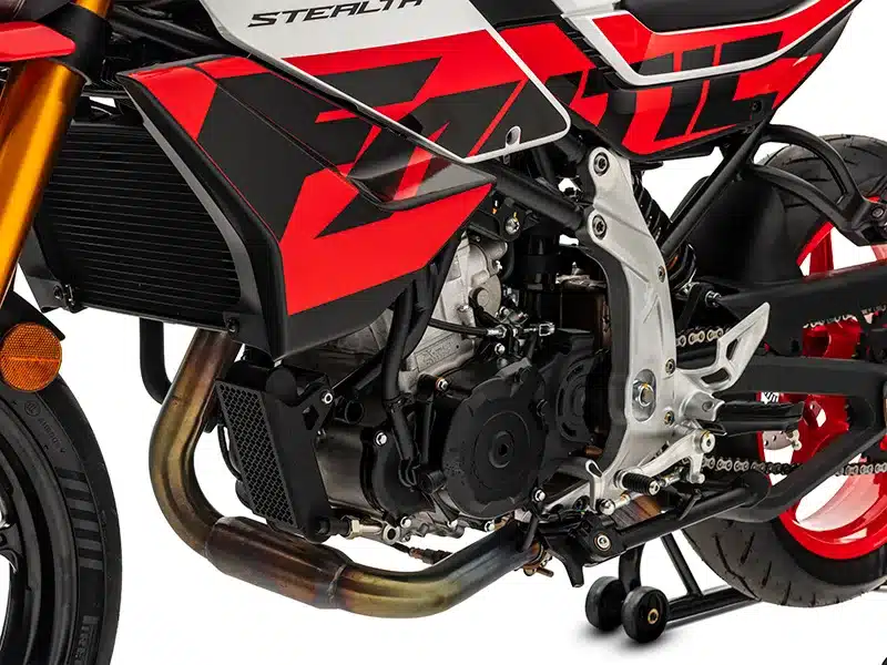 Detailaufnahme des Motors und Rahmens der Fantic Stealth 500 Racing White mit auffälliger Racing White Lackierung und roten Akzenten.