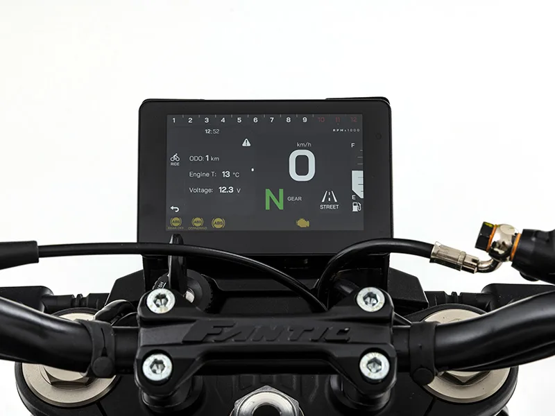 TFT-Display und Cockpit der Fantic Stealth 500 Racing White mit Anzeigen für Geschwindigkeit, Fahrmodus und weitere Fahrzeuginformationen.
