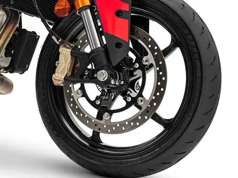 Vorderrad mit Bremsscheibe und Bremssattel der Fantic Stealth 500 Racing White Motorrad