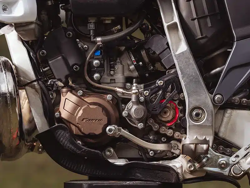 Nahaufnahme des neuen Motors der Fantic XE 300 (Modell 2026) mit sichtbaren technischen Komponenten.