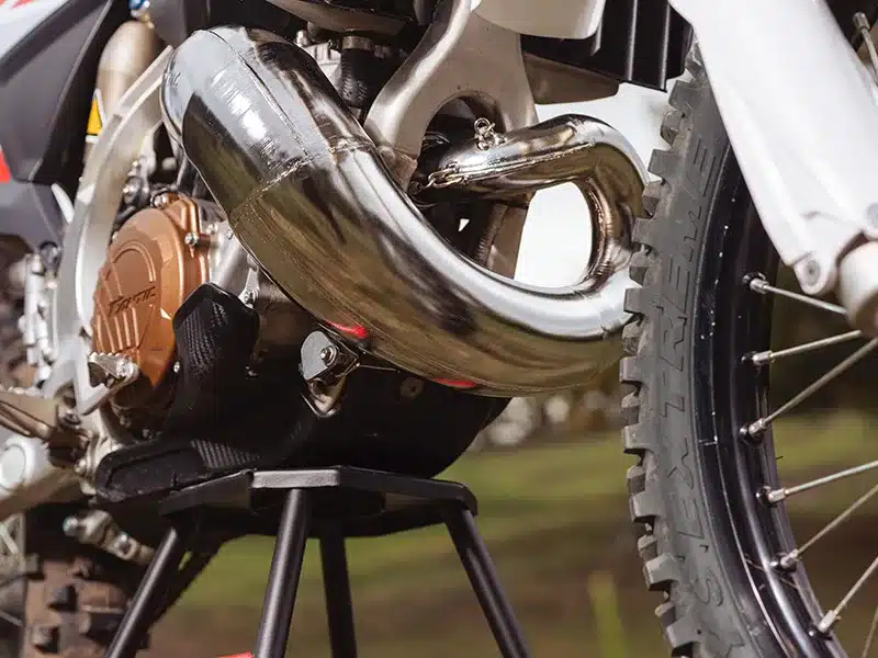 Motor, Auspuff und Vorderrad einer Fantic XE 300 Enduro 2026 aus der Nähe fotografiert