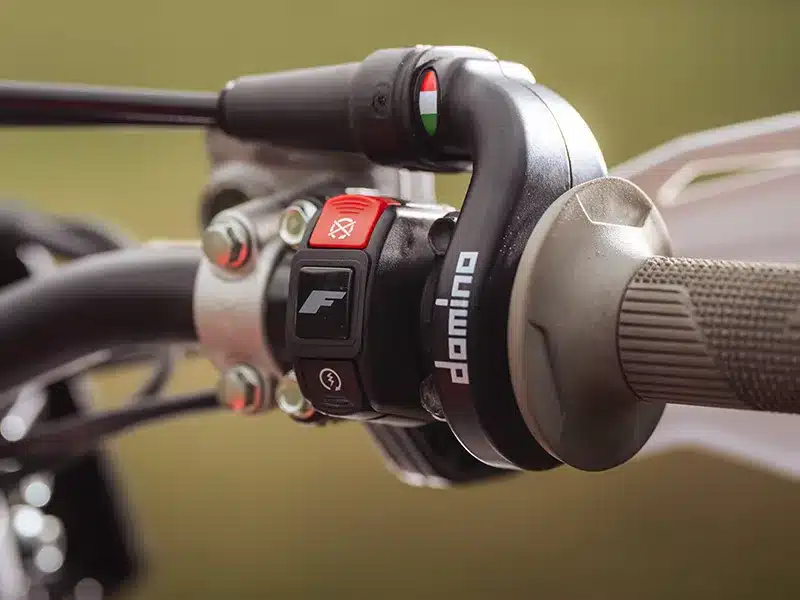 Detailaufnahme der Lenkerarmatur und des Gasgriffs der Fantic XE 300 (Modelljahr 2026)