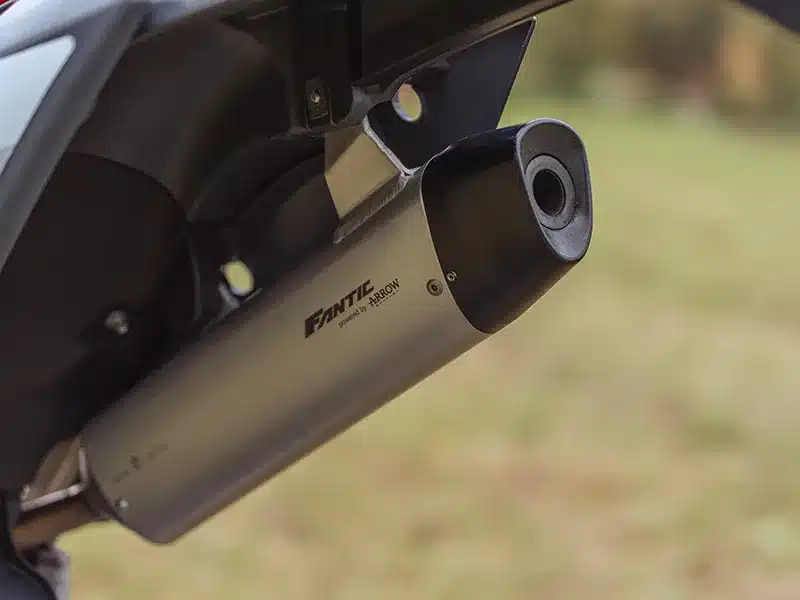 Detailaufnahme des Auspuffs der Fantic XE 300 Enduro (Modelljahr 2026)