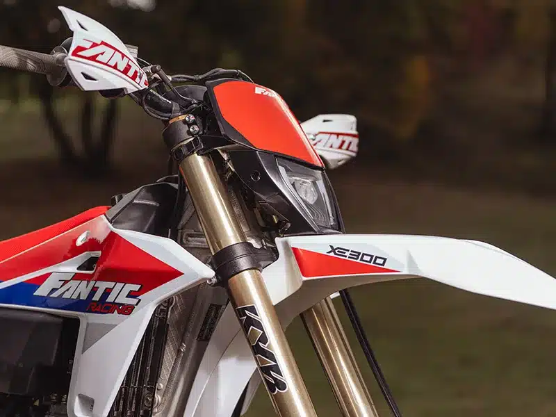 Detailaufnahme der Frontpartie einer Fantic XE 300 Enduro 2026 mit markanter roter Frontmaske und LED-Scheinwerfer