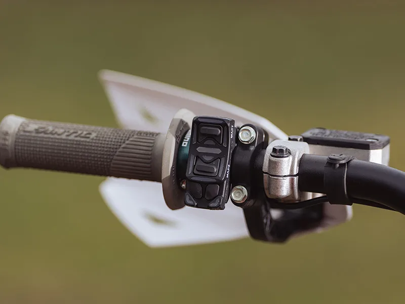 Nahaufnahme des Lenkerschalters der Fantic XE 300 2026