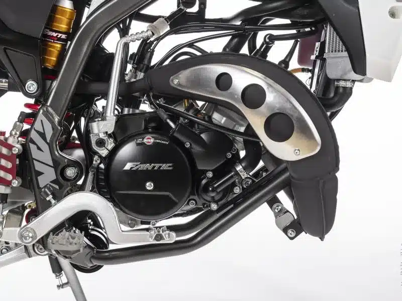 Nahaufnahme des Motors der Fantic XE 50 Competition 2025 mit Rahmendetails und Schwinge