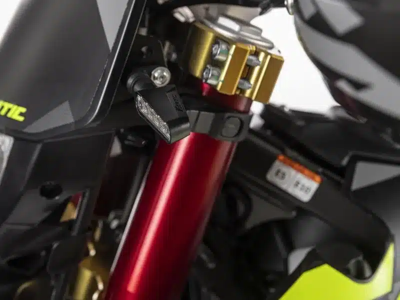 Detailansicht der vorderen CNC-gefrästen Gabelbrücke und Upside-down-Gabel der Fantic XE 50 Competition 2025